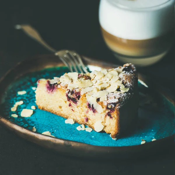 ケーキとカフェラテのガラス — ストック写真
