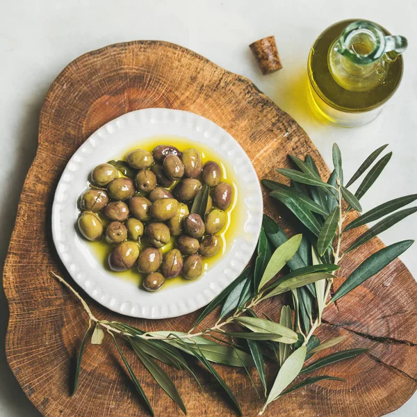 Aceitunas verdes mediterráneas en escabeche — Foto de Stock