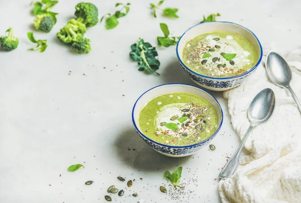 Зеленый кремовый суп брокколи — стоковое фото