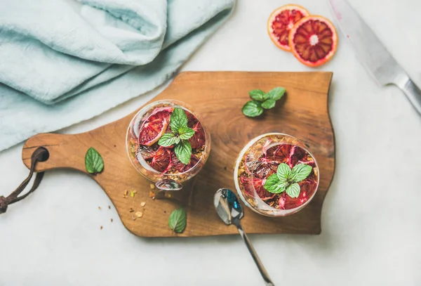 Healthy breakfast with yogurt — Stock Photo, Image