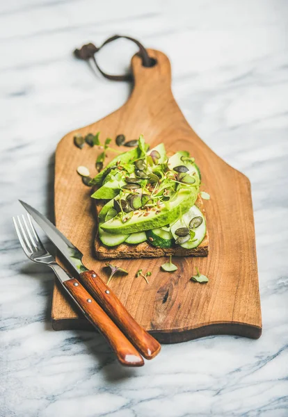 Healthy green veggie sandwich with avocado on wooden board — Stock Photo, Image