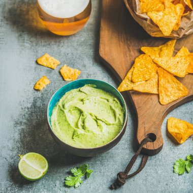 mısır cipsi ve guacamole sos 