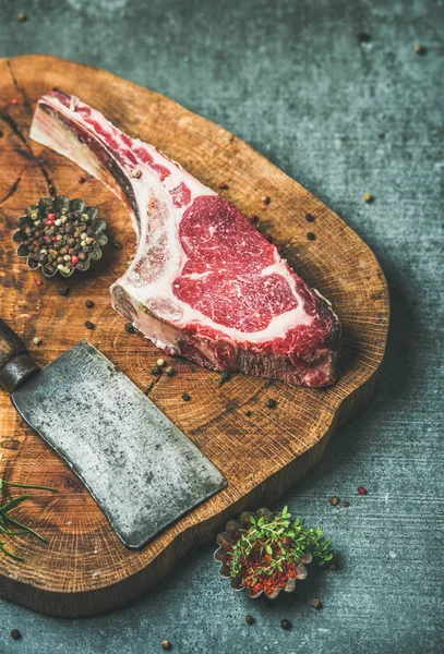 Bife cru envelhecido seco da costela da carne bovina — Fotografia de Stock
