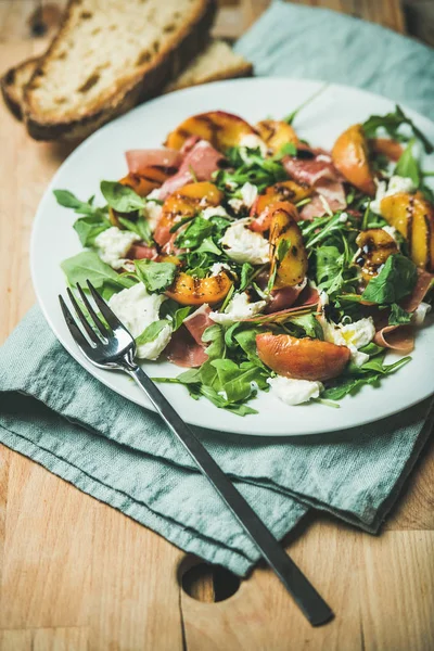 Hälsosam sallad i vit platta — Stockfoto