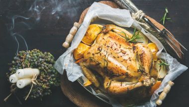 Noel yemeği ile kavrulmuş tavuk