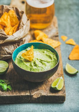 guacamole sos ve mısır cipsi