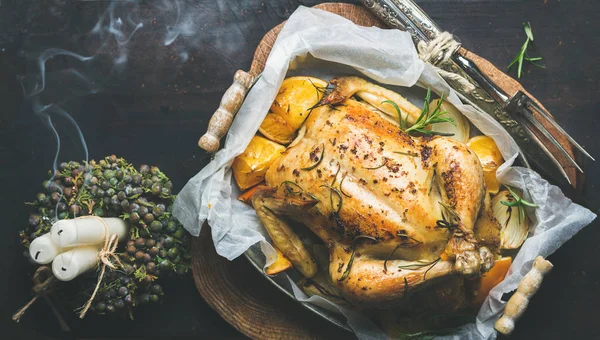 Noel yemeği ile kavrulmuş tavuk