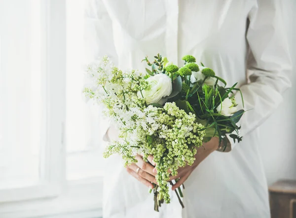 Woman holding white bouquet — Stock Photo, Image