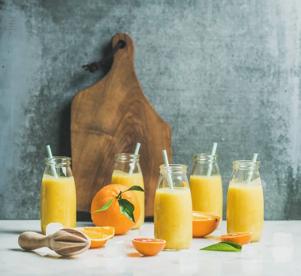 Gesunde gelbe Smoothies — Stockfoto