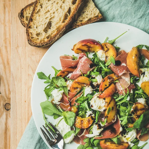 Salada saborosa com prosciutto — Fotografia de Stock