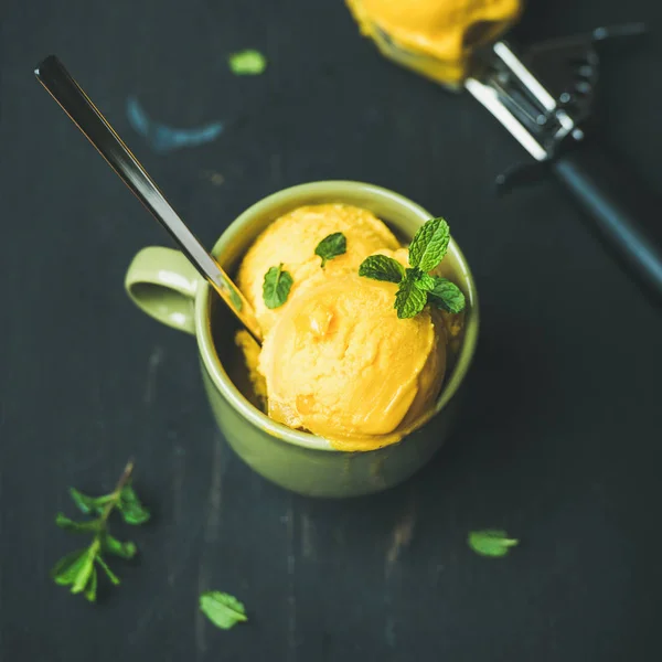 Helado de sorbete de mango — Foto de Stock