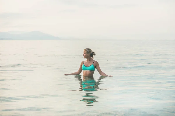 Mulher de pé no mar — Fotografia de Stock