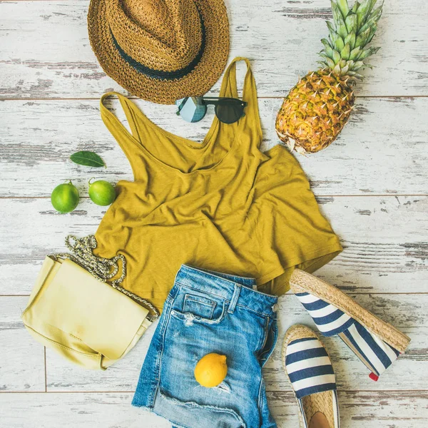 Färgglad sommar mode outfit — Stockfoto