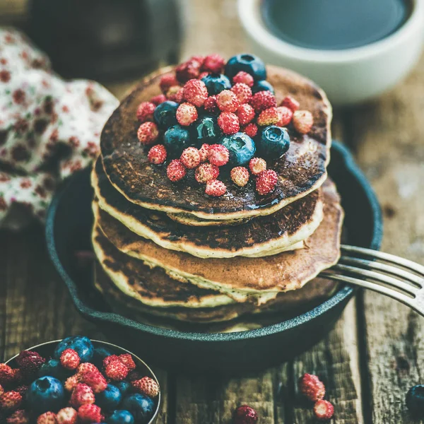 Orman meyveleri ile Pancakes — Stok fotoğraf