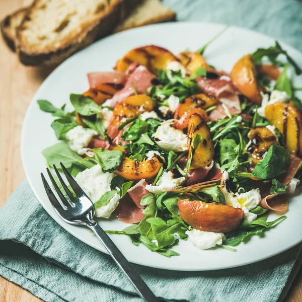 Salada saborosa com prosciutto — Fotografia de Stock