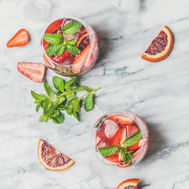 Turuncu ve çilek yaz Sangria