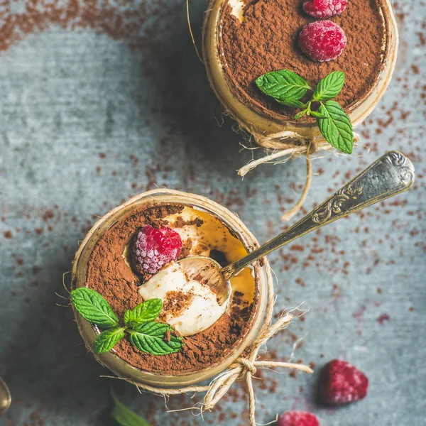 Tiramisu maison dans des lunettes — Photo