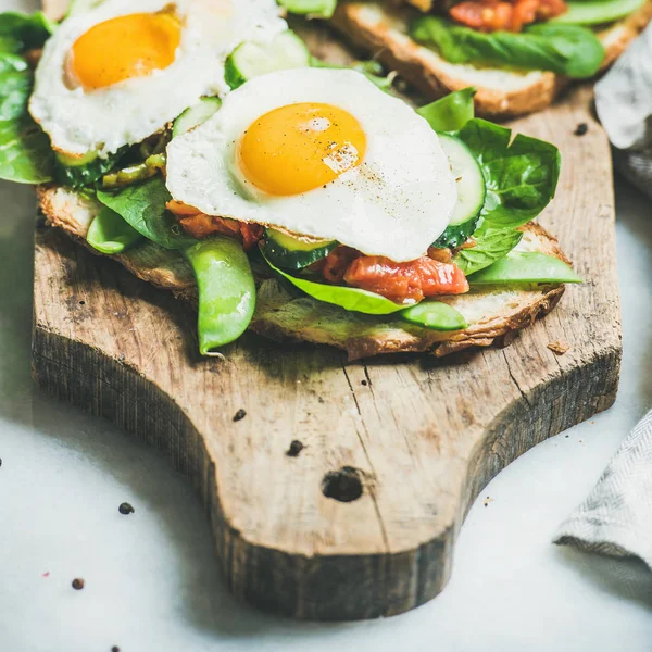 Pan tostado con huevos fritos —  Fotos de Stock