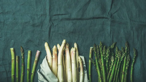 Taze yeşil ve beyaz kuşkonmaz 