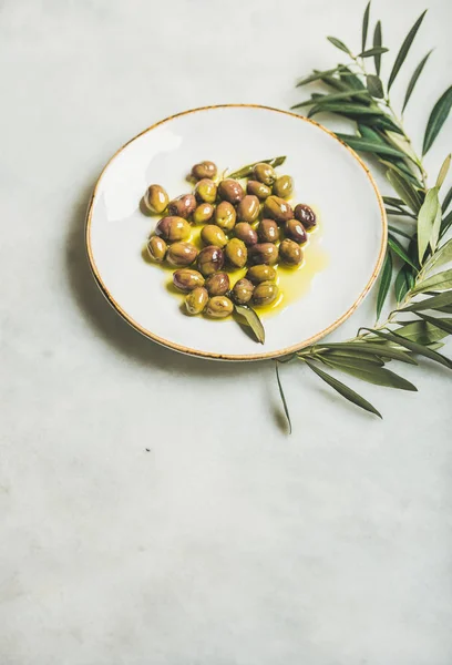 Aceitunas verdes mediterráneas en escabeche —  Fotos de Stock