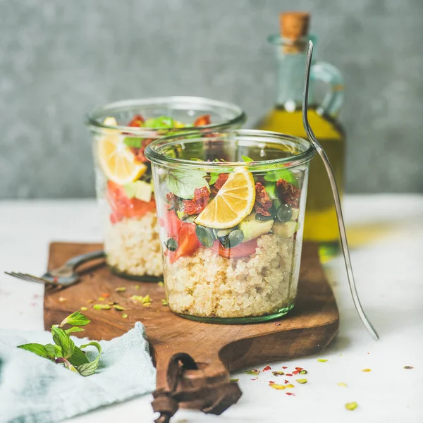 Sağlıklı vegan salata ile quionoa
