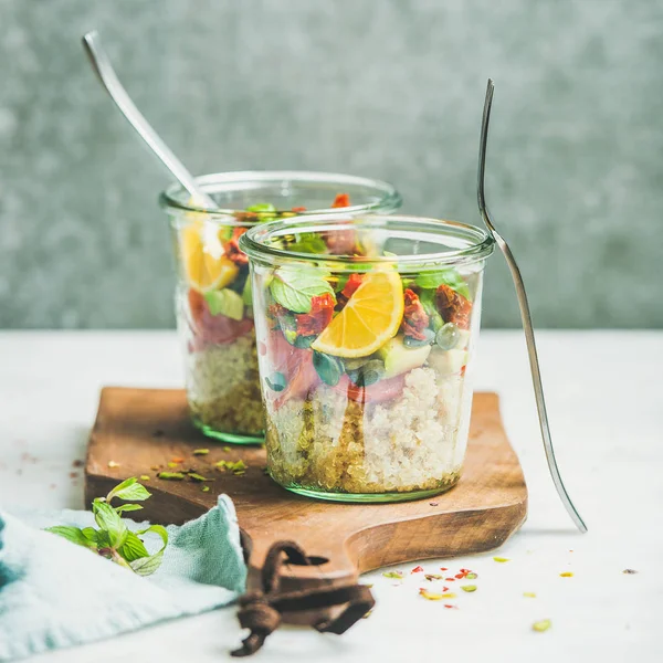 Gesunder veganer Salat mit Quionoa — Stockfoto