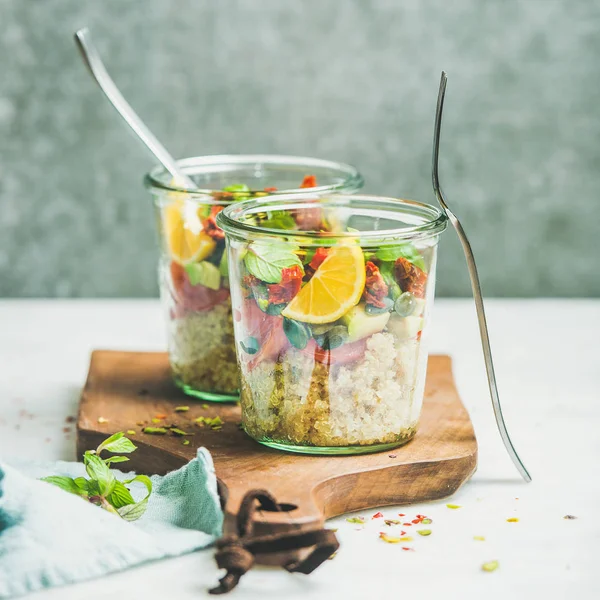 Sağlıklı vegan salata ile quionoa