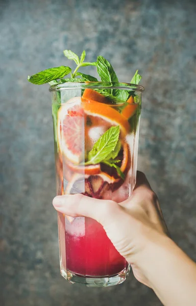 S mão segurando vidro de limonada — Fotografia de Stock