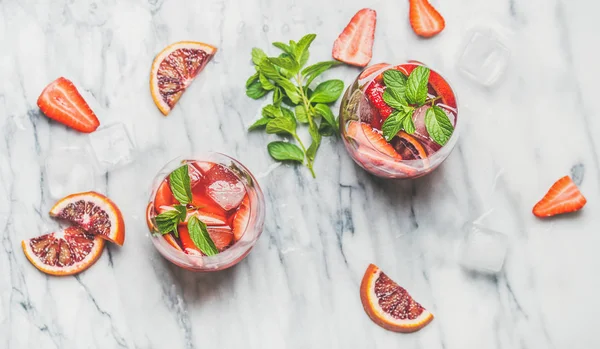 Apelsin och jordgubbar sommar Sangria — Stockfoto