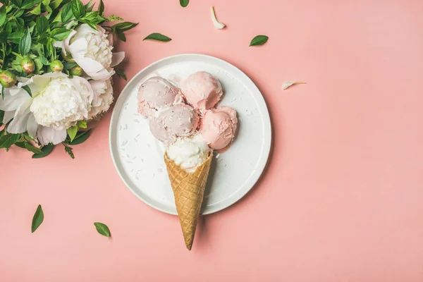 Helado de fresa y coco — Foto de Stock