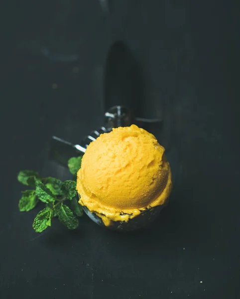 Helado de sorbete de mango — Foto de Stock