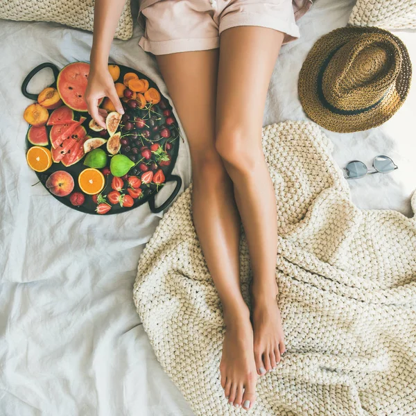 Chica con bandeja llena de frutas de temporada — Foto de Stock