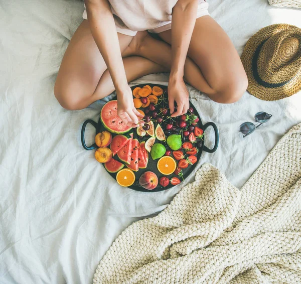 Chica con bandeja llena de frutas de temporada — Foto de Stock