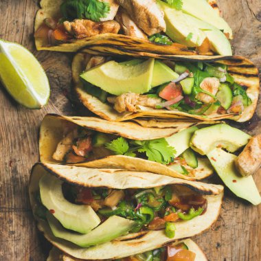 Izgara tavuk ile tacos