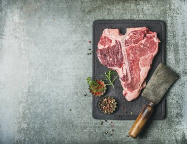 Taze çiğ t-bone biftek 