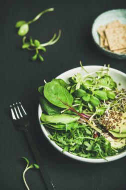 Yeşil vegan kahvaltı yemek