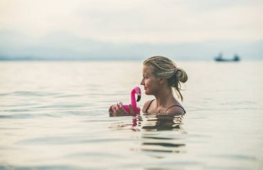 Yüzme Flamingo oyuncakla kadın