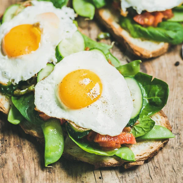 Здоровый бутерброд на завтрак — стоковое фото
