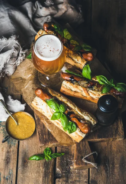 Pivo a domácí hot-dogy — Stock fotografie
