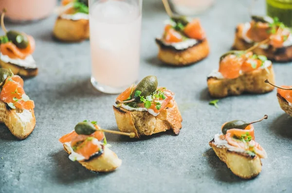 Crostini met gerookte zalm — Stockfoto