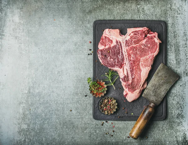 Taze çiğ t-bone biftek 