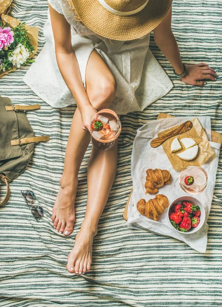 Жінка сидить з вином і закусками — стокове фото