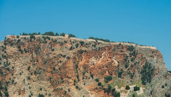 Rocas de la capa de Cilvarda y pared de la fortaleza —  Fotos de Stock