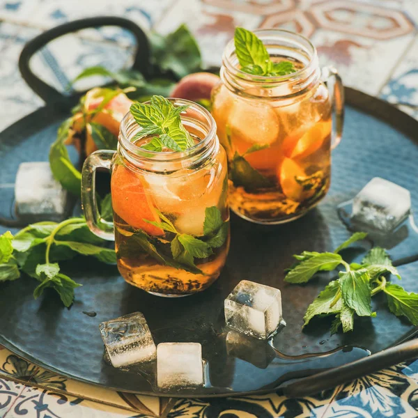 Холодний персиковий лід чай — стокове фото