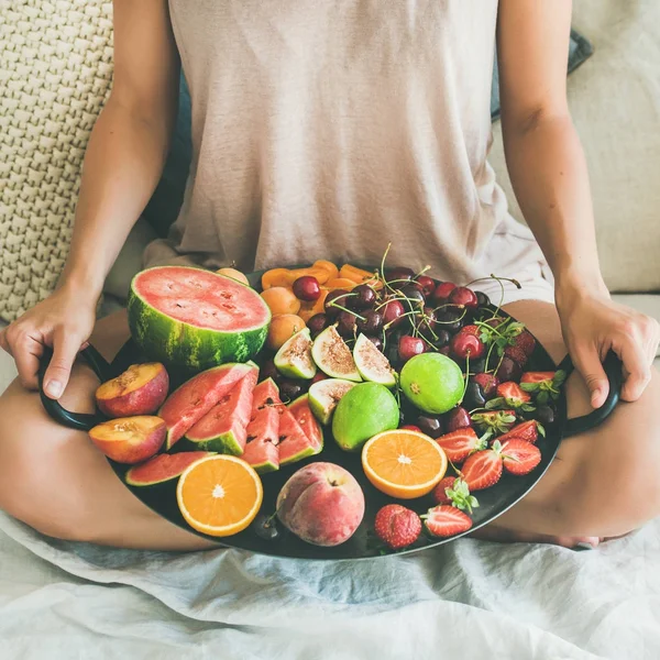 Vassoio per la ragazza pieno di frutta fresca — Foto Stock