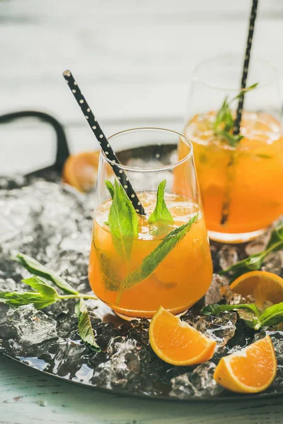 Cocktail d'été rafraîchissant dans des verres — Photo