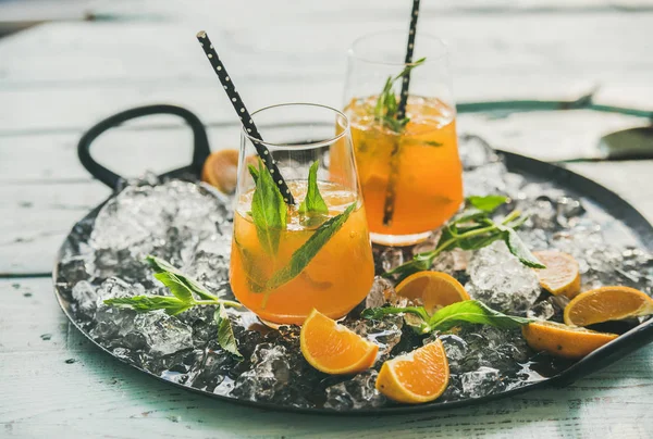 Cocktail d'été rafraîchissant dans des verres — Photo