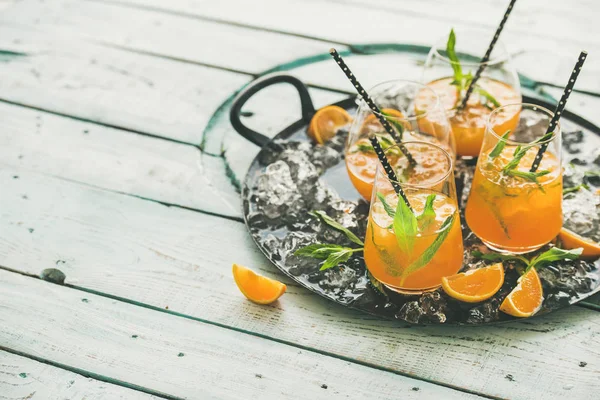 Cocktail d'été rafraîchissant dans des verres — Photo