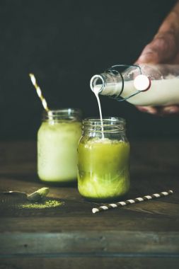  Hindistan cevizi matcha latte içmek buzlu
