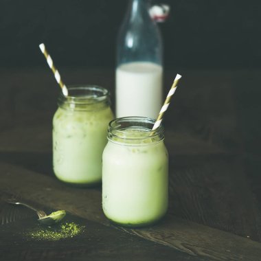 Hindistan cevizi matcha latte içmek